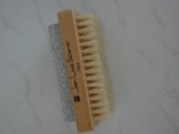 schrobborstel met puimsteen