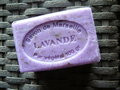 Lavendelzeep uit marseille met bloemenstukjes, franse zeep